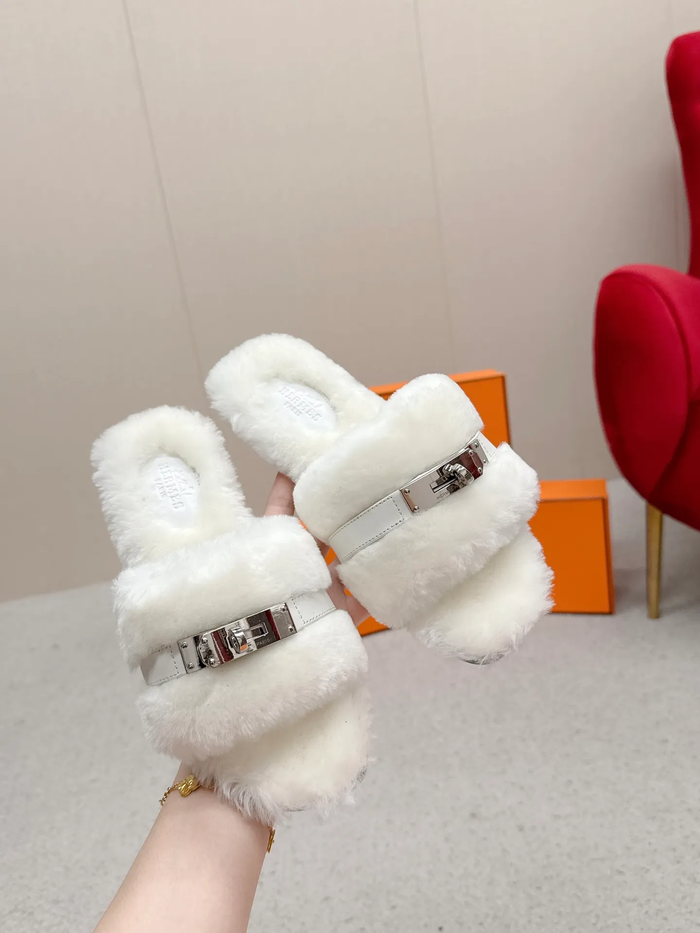 👟👟Ex-factory price 480👟👟 Hermes 🐎25/ Latest Autumn and Winter fur one-piece fur slippers KeIIy locks are embellished on the uppers with palladium plating to reflect low-key light. This year’s fabrics are made of lamb wool, which is fluffy and cute. It feels like stepping on clouds. Wear it barefoot or with socks, it is very fashionable 🎁 Paired with suit pants, it is an invisible shirt in the workplace. Echoing the knitted skirt, it has become a standard accessory for lazy afternoons. Pair it with jeans for a more casual style. ✔️Fabric: wool ✔️Inner lining: imported lamb wool ✔️Sole: original leather sole ✔️Size: #35-42 (customized at 40.41.42)